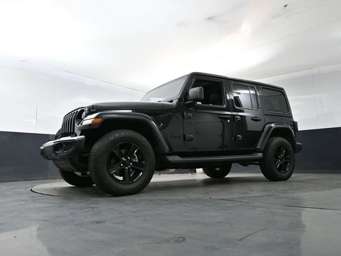 Used 2022 Jeep Wrangler Unlimited Sahara AWD/4WD image 19