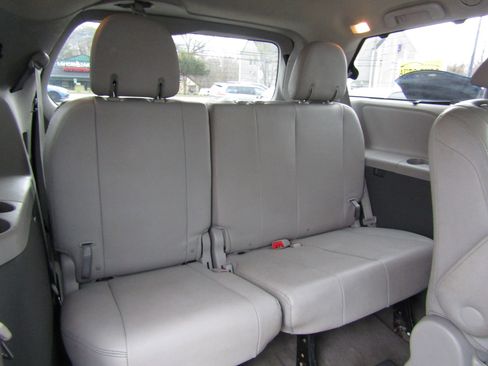 Used 2015 Toyota Sienna XLE w/ XLE Navigation Package image 16