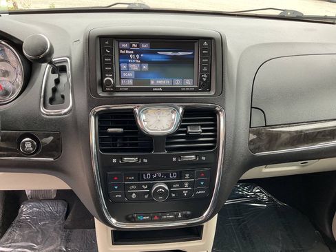 Used 2015 Chrysler Town & Country Touring w/ Driver Convenience Group FWD image 19