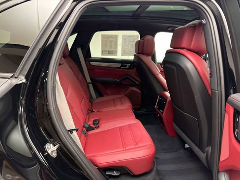 Used 2023 Porsche Cayenne image 8