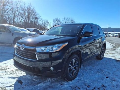 Used 2016 Toyota Highlander XLE image 3
