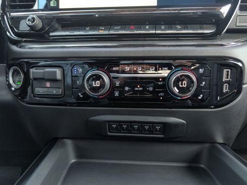 Used 2025 Chevrolet Silverado 2500 ZR2 w/ Technology Package AWD/4WD image 18