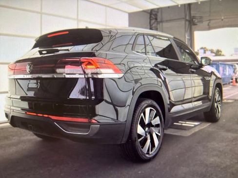 Used 2025 Volkswagen Atlas Cross Sport SE FWD image 2