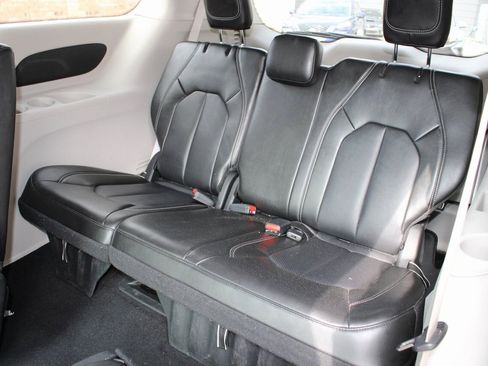 Used 2024 Chrysler Pacifica Touring-L image 6