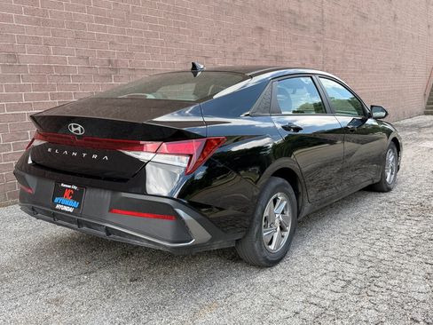 Used 2025 Hyundai Elantra SE FWD image 11