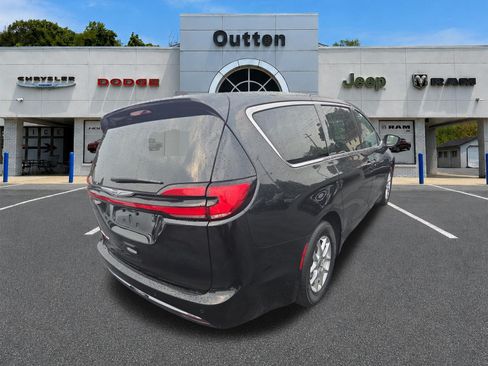Certified 2023 Chrysler Pacifica Touring-L FWD image 4