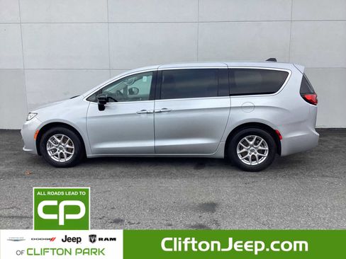 Certified 2024 Chrysler Pacifica Touring-L image 3