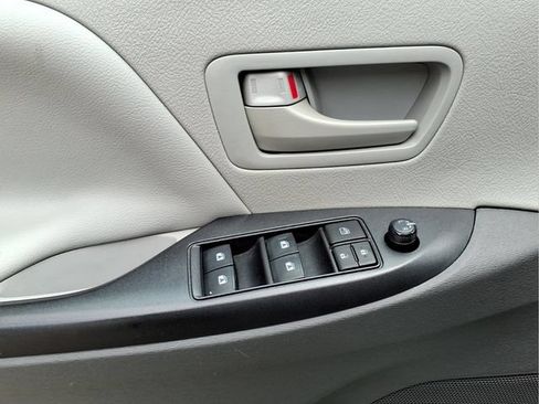Used 2020 Toyota Sienna L FWD image 11
