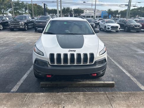 Used 2018 Jeep Cherokee Trailhawk AWD/4WD image 3