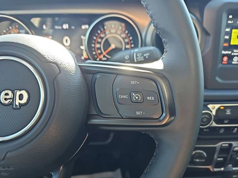 Used 2023 Jeep Gladiator Willys image 22