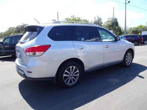 Used 2014 Nissan Pathfinder SV image 2