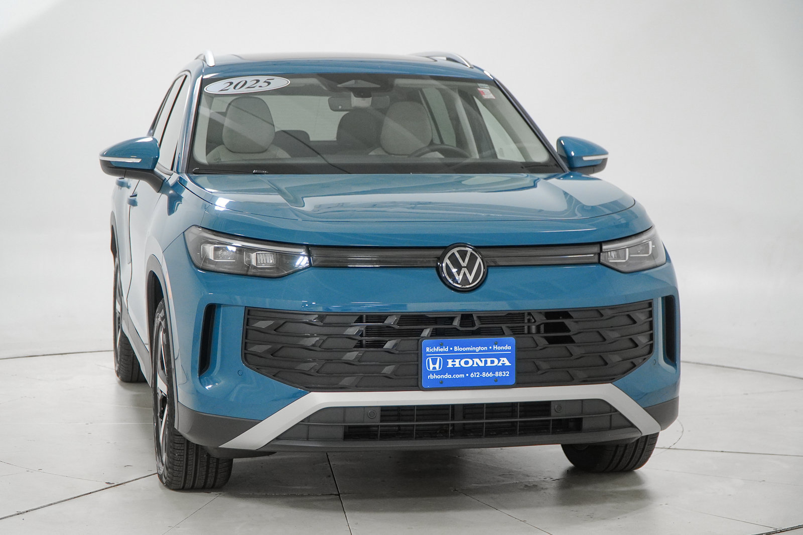 Used 2025 Volkswagen Tiguan SE AWD/4WD image 16