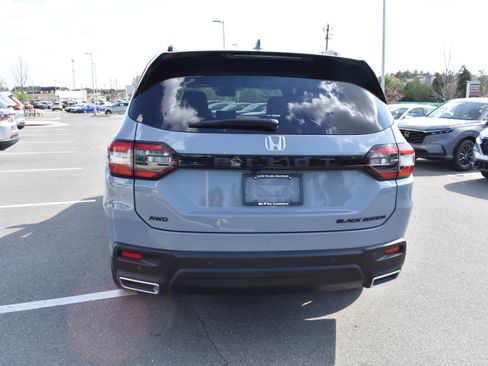 Certified 2025 Honda Pilot Black Edition image 8