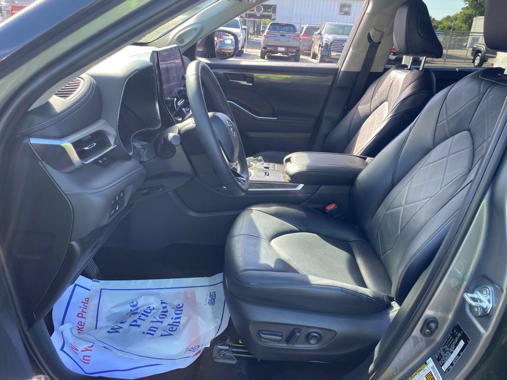 Used 2025 Toyota Highlander Platinum AWD/4WD image 6
