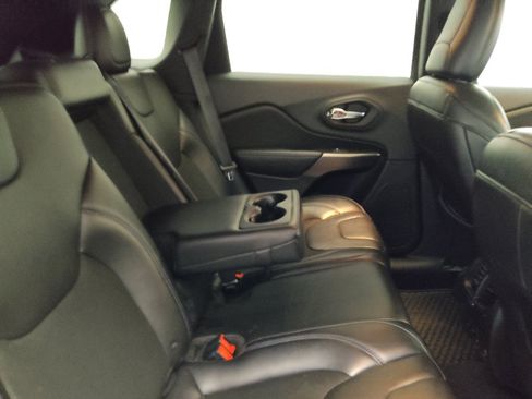 Used 2019 Jeep Cherokee Latitude Plus w/ Comfort/Convenience Group AWD/4WD image 19