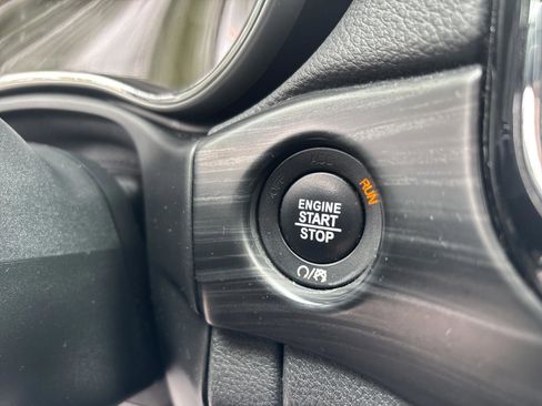 Used 2019 Jeep Grand Cherokee Altitude AWD/4WD image 19