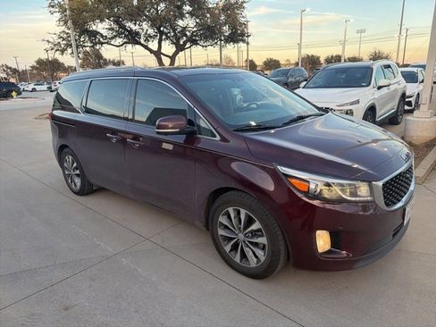 Used 2018 Kia Sedona SX image 2