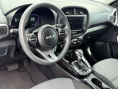 Used 2025 Kia Soul LX w/ LX Technology Package FWD image 4
