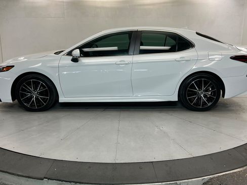 Used 2023 Toyota Camry SE FWD image 2