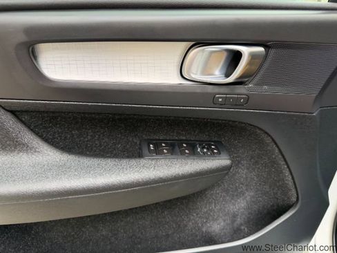 Used 2019 Volvo XC40 T5 Momentum image 23