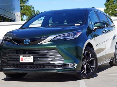 Used 2025 Toyota Sienna Platinum image 3