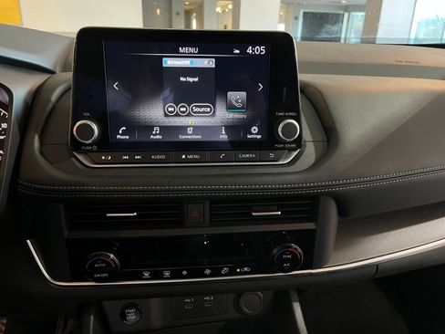 Used 2025 Nissan Rogue SV image 17