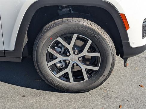 New 2025 Jeep Grand Cherokee Limited image 11