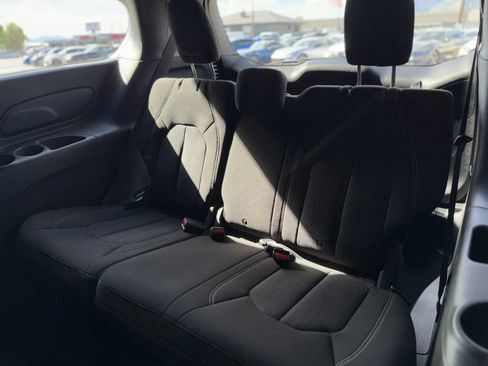 Used 2021 Chrysler Pacifica Touring w/ Uconnect Theater Family Group image 15
