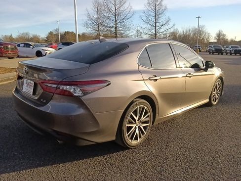 Used 2024 Toyota Camry XLE image 3