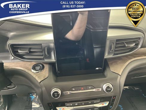 Used 2020 Ford Explorer Platinum w/ Premium Technology Package image 11