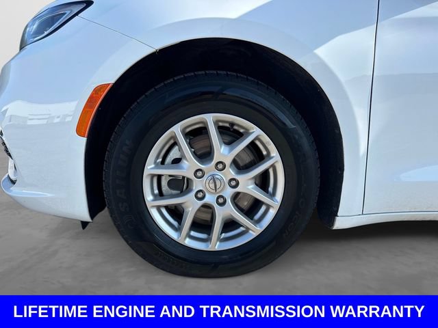 Used 2024 Chrysler Pacifica Touring-L FWD image 11