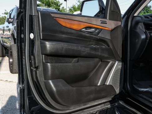 Used 2018 Cadillac Escalade Luxury RWD image 40