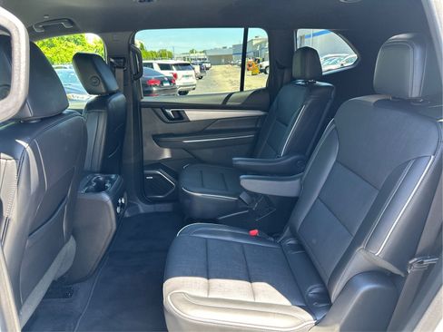 Used 2025 Buick Enclave Preferred AWD/4WD image 10