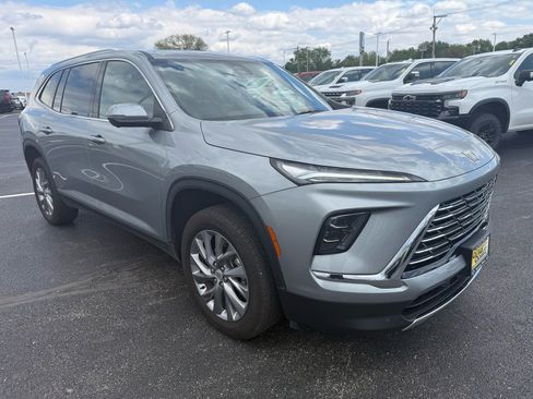 Used 2025 Buick Enclave Preferred AWD/4WD image 7