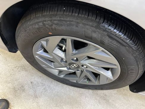 Used 2025 Hyundai Elantra Hybrid FWD image 10