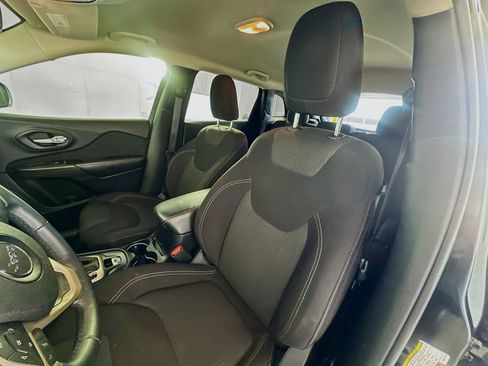 Used 2016 Jeep Cherokee Latitude w/ Comfort & Sound Group FWD image 19