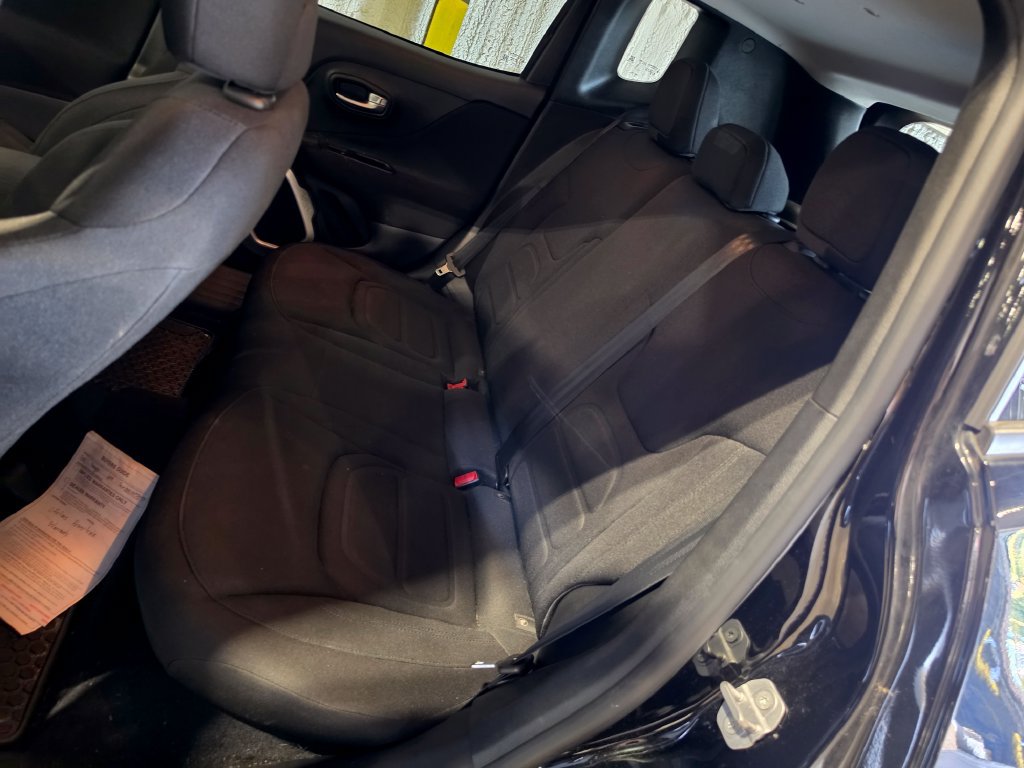 Used 2019 Jeep Renegade Latitude w/ UConnect 8.4 Nav Group AWD/4WD image 8