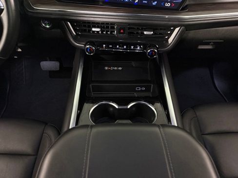 Used 2025 Chevrolet Suburban Z71 AWD/4WD image 17