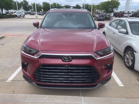 Used 2025 Toyota Grand Highlander AWD image 2