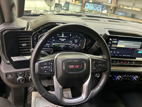 Used 2025 GMC Sierra 1500 SLT image 17