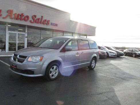 Used 2013 Dodge Grand Caravan SXT FWD image 2