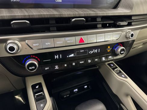 Used 2024 Kia Telluride EX w/ EX Captain's Chair Package image 17