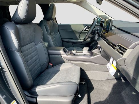 New 2025 Mitsubishi Outlander SE image 30