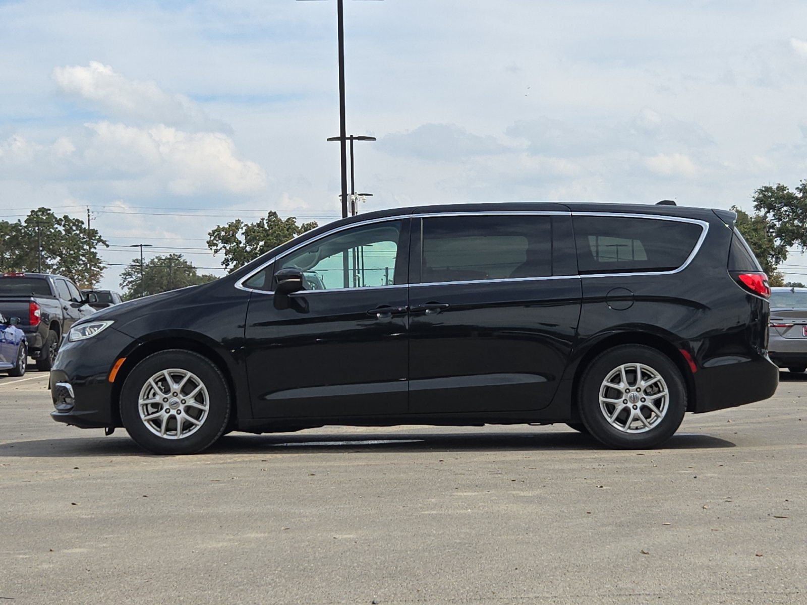 Used 2023 Chrysler Pacifica Touring-L FWD image 2