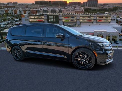 New 2026 Chrysler Pacifica Limited w/ S Appearance Package image 1