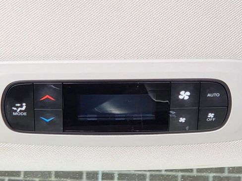 Used 2024 Chrysler Pacifica Touring-L FWD image 8