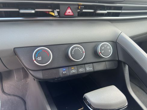 Used 2021 Hyundai Elantra SE FWD image 24