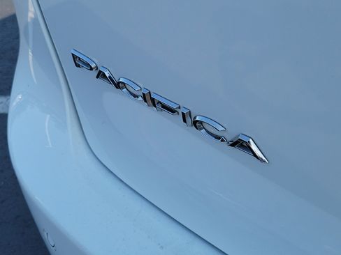 Used 2024 Chrysler Pacifica Touring-L FWD image 7