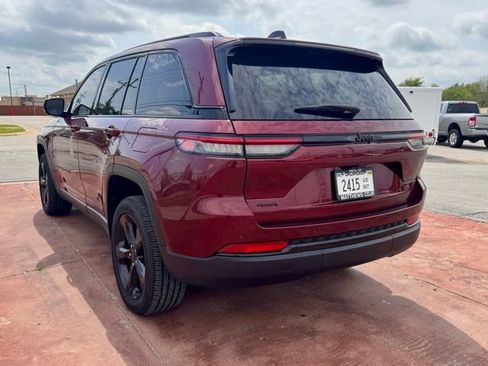 Used 2025 Jeep Grand Cherokee Altitude AWD/4WD image 7