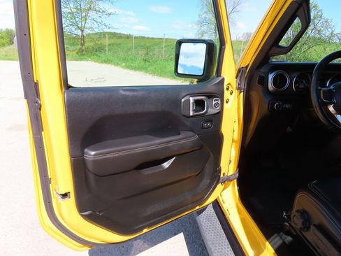 Used 2019 Jeep Wrangler Unlimited Sahara AWD/4WD image 22